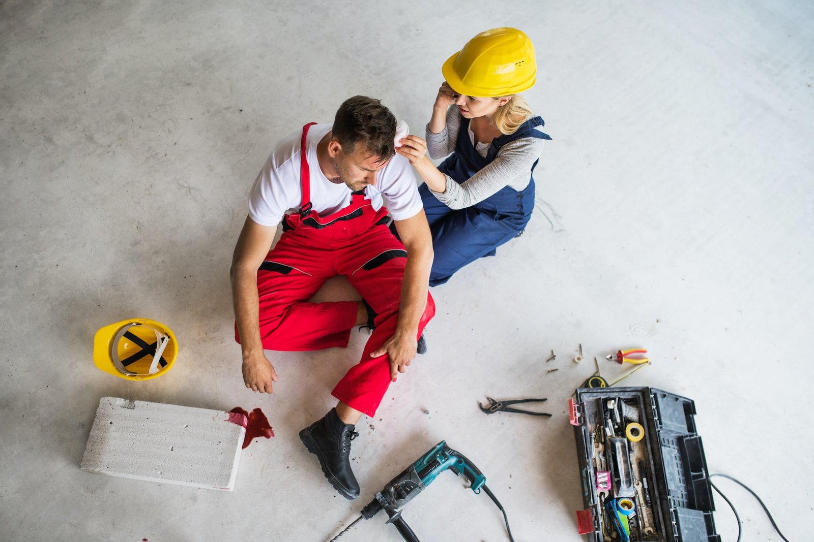 When to Hire a Workers Comp Lawyer After an Injury