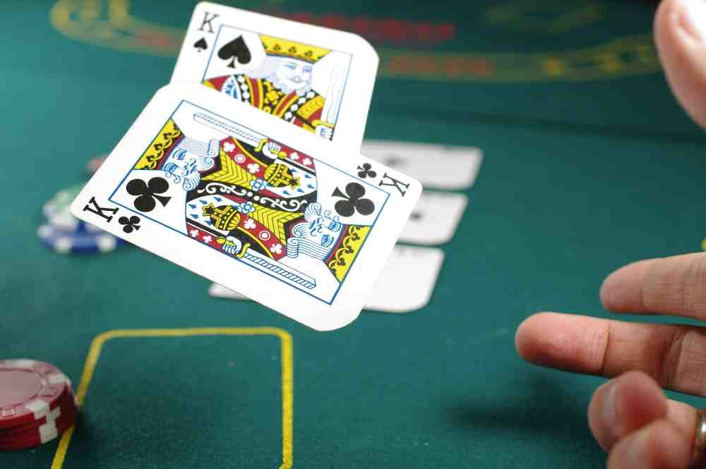 Navigating the Pros and Cons when you Play Online Poker in Arenas